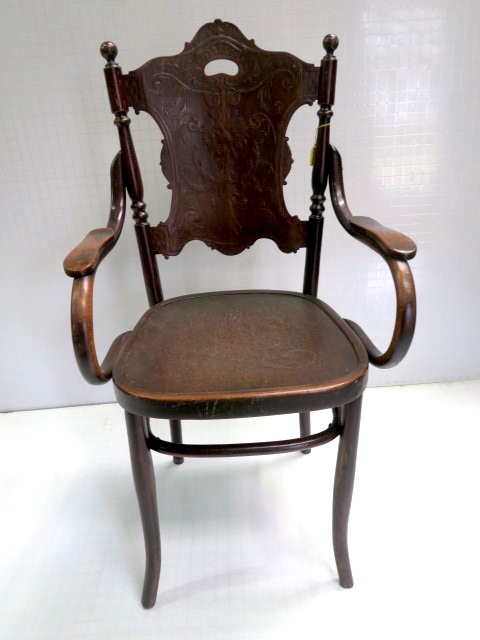 C032 Mundus Gargoyle Bentwood Chair